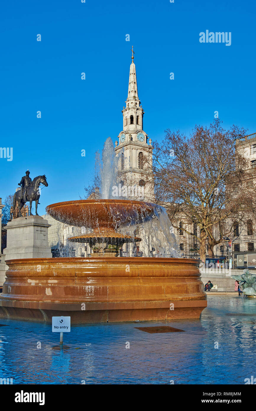 Londres Trafalgar Square una fuente y el chapitel DE SAN MARTIN EN LOS CAMPOS Foto de stock
