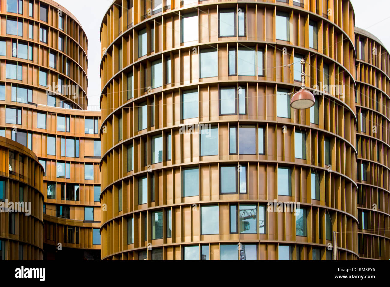 Edificio moderno con fachada curva. Foto de stock