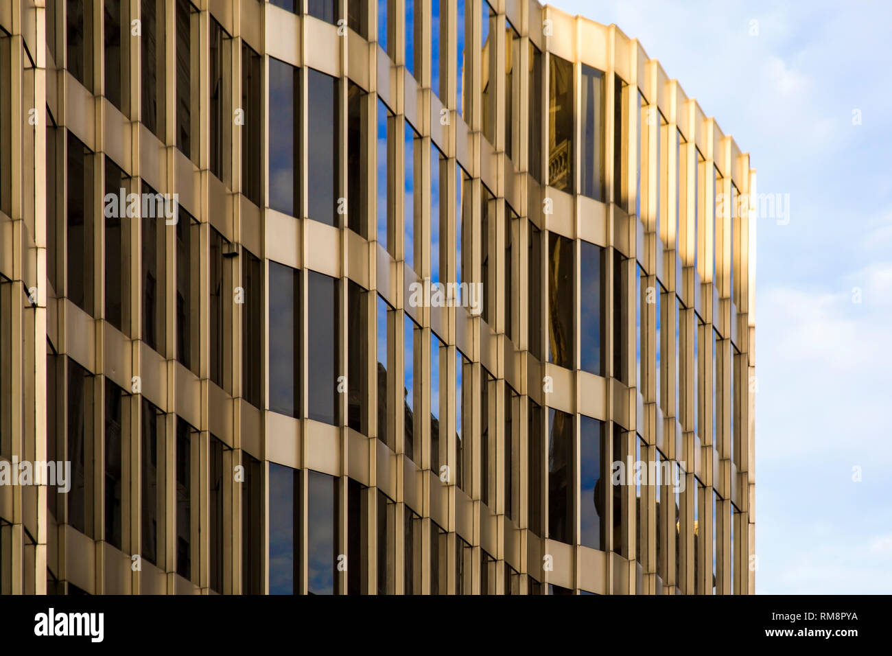 Edificio moderno con fachada curva. Foto de stock