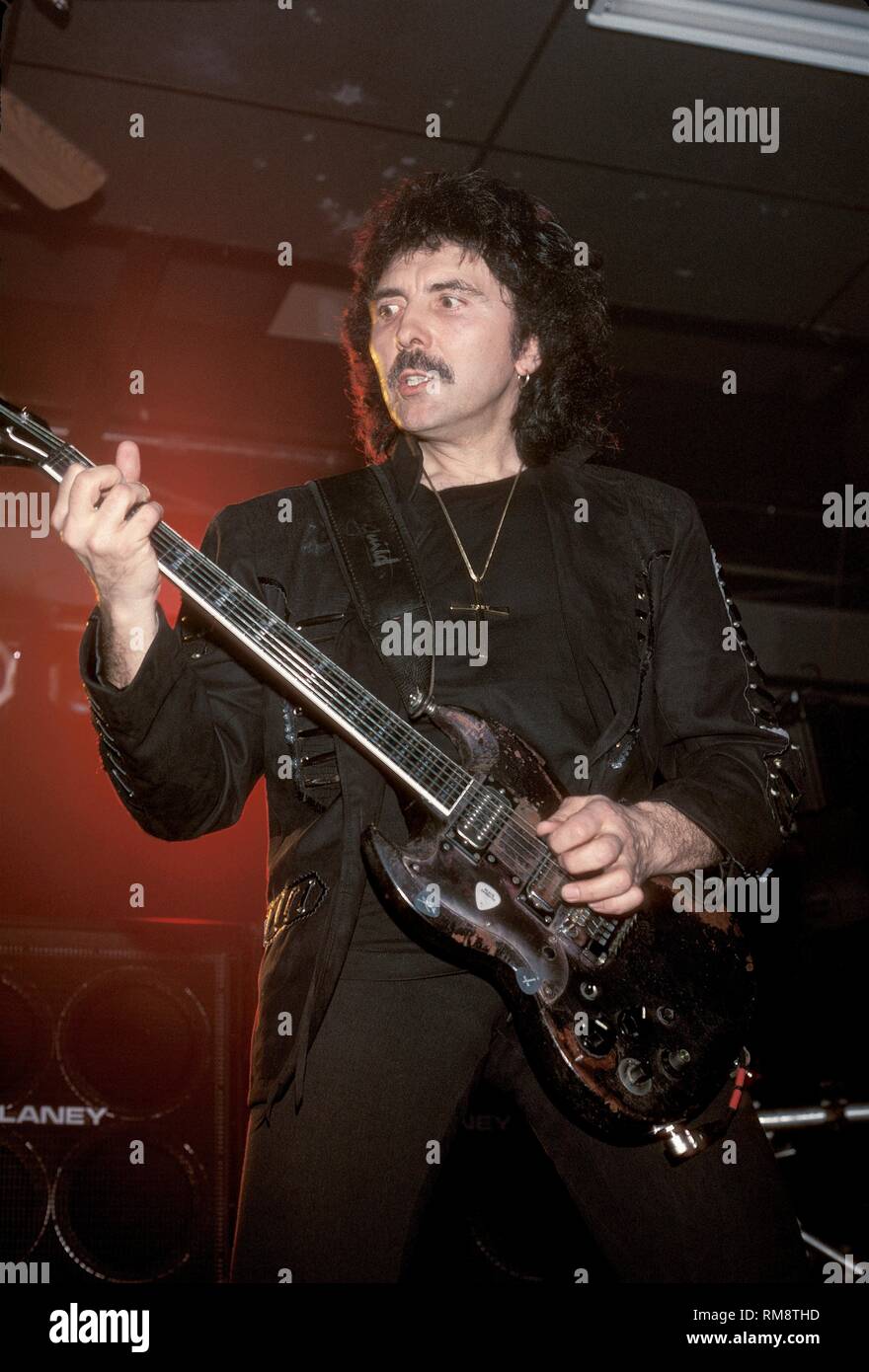 Cañón acoso Infidelidad El guitarrista de Black Sabbath Tony Iommi se muestra realizando durante un  club aparición en New Britain, Connecticut Fotografía de stock - Alamy