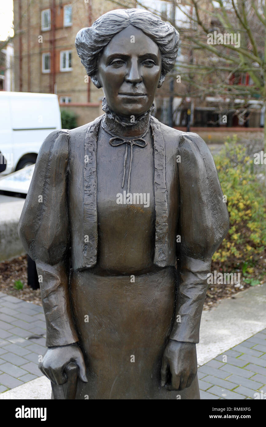Estatua de Ada Salter, née Brown (20 de julio de 1866 - 4 de diciembre de 1942) en Bermondsey quien fue un reformador social inglesa. Foto de stock