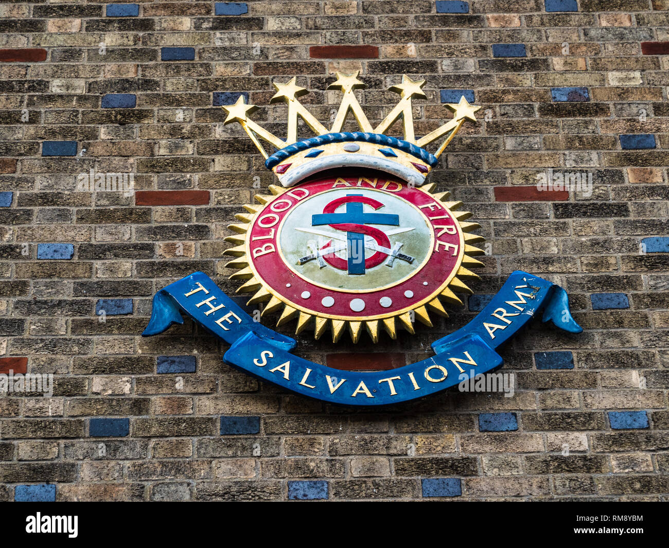 Cresta del Ejército de Salvación en un edificio del Ejército de Salvación en el centro de Great Yarmouth, Norfolk UK Foto de stock