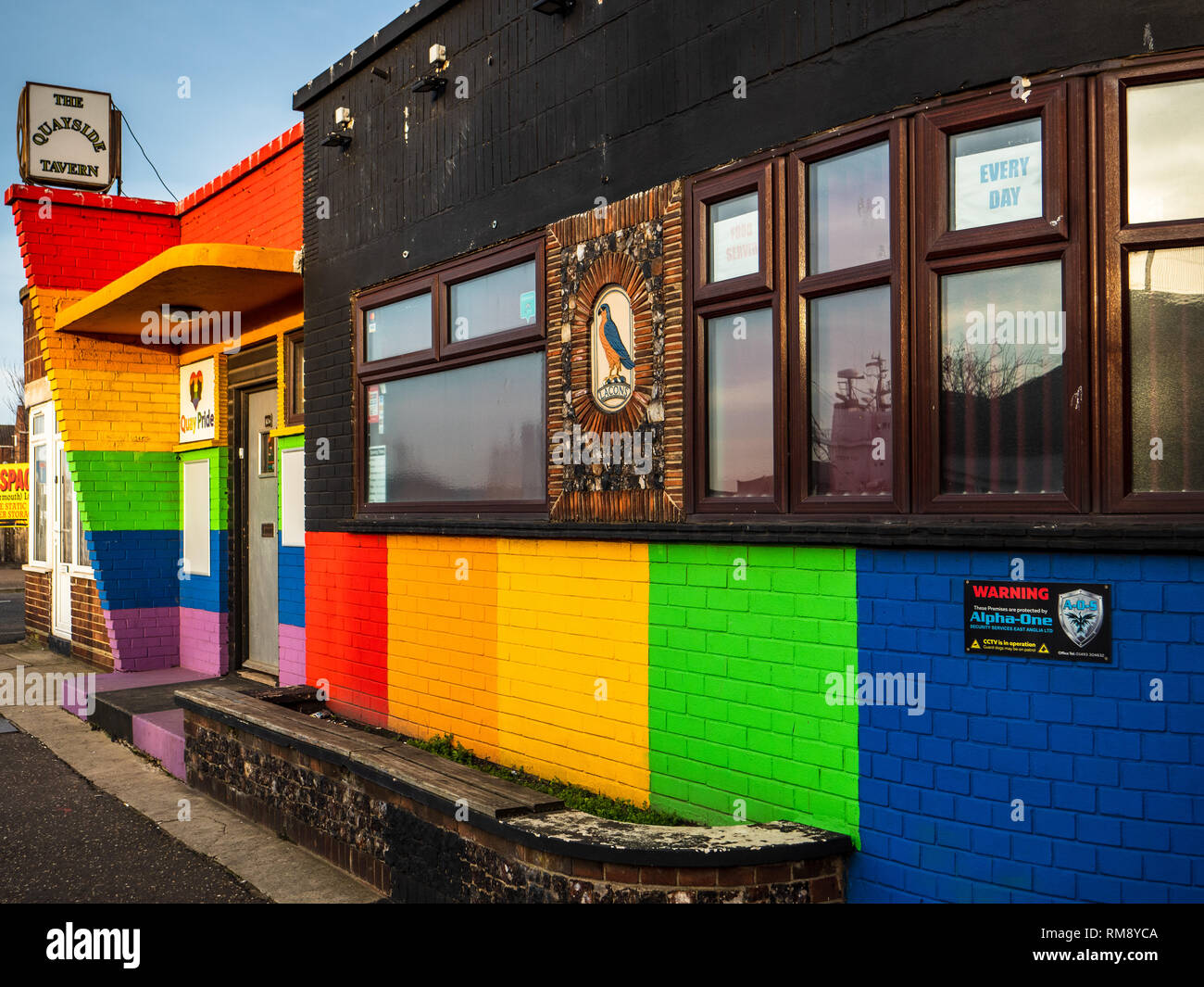 Quay Orgullo Gay Bar en la zona portuaria de South Quay Great Yarmouth Norfolk UK Foto de stock