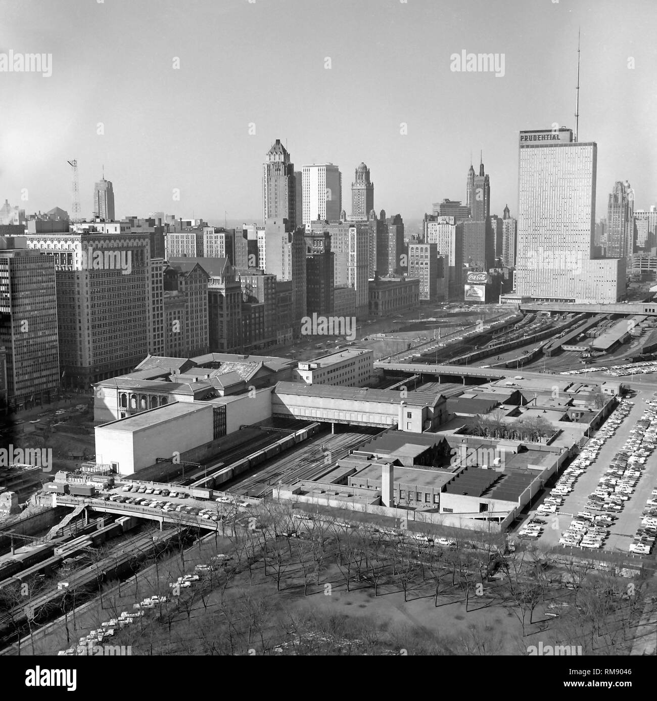 Vista aérea hacia el norte sobre el Art Institute de Michigan Avenue, al norte de Chicago, ca. 1960. Foto de stock