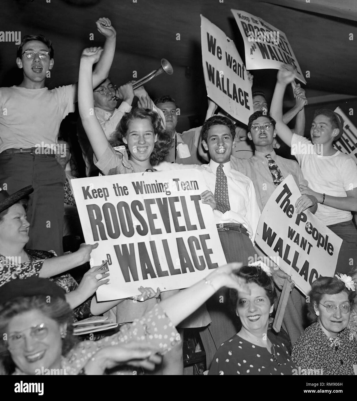 Los delegados con Roosevelt/Wallace signos en la Convención Nacional Demócrata en Chicago Stadium 1940. Foto de stock