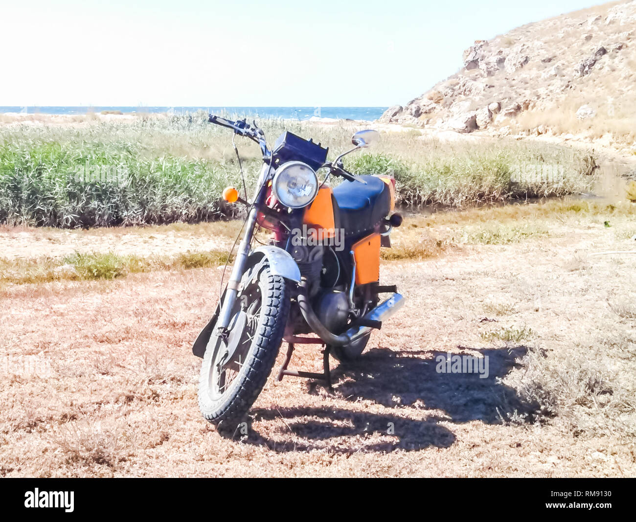 Una vieja motocicleta rusa está de pie sobre el césped. Una vieja motocicleta rusa está de pie sobre el césped. Foto de stock