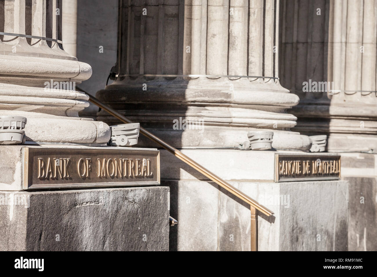 MONTREAL, Canadá - 4 de noviembre de 2018: Bank of Montreal, conocido como el logotipo de BMO, delante de su sede histórica en el casco antiguo de Montreal. Denominada banque de Foto de stock