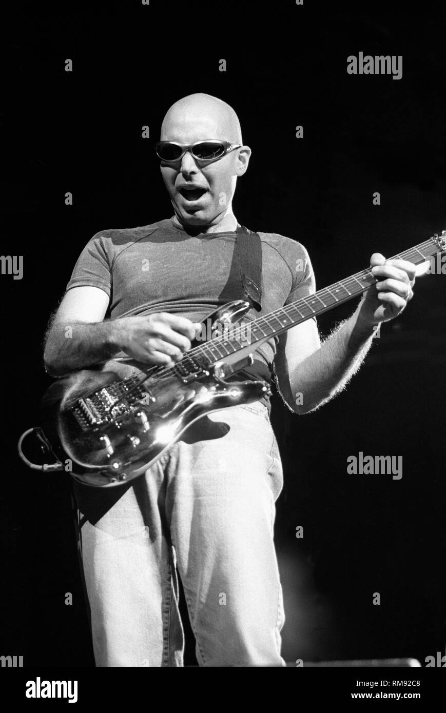 El guitarrista Joe Satriani está demostrado actuar en el escenario durante  un concierto 'live' apariencia con G3 Fotografía de stock - Alamy