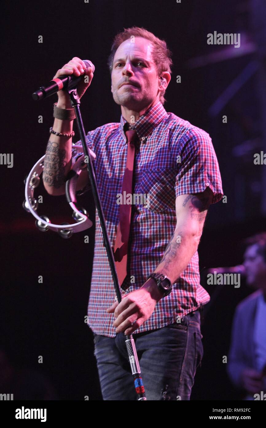 El cantante Robin Wilson del Gin Blossoms está demostrado actuar en el escenario durante un concierto 'live' apariencia. Foto de stock