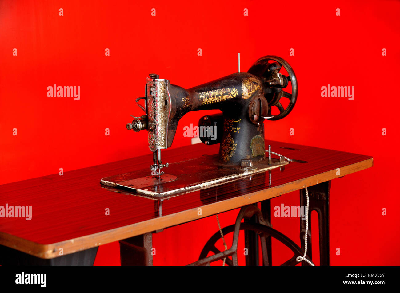 Vintage antigua máquina de coser manual, India, Asia Foto de stock