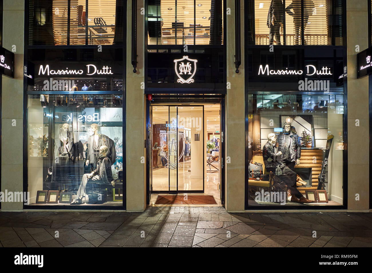 Shopping shop massimo dutti fotografías e imágenes de alta resolución -  Página 2 - Alamy