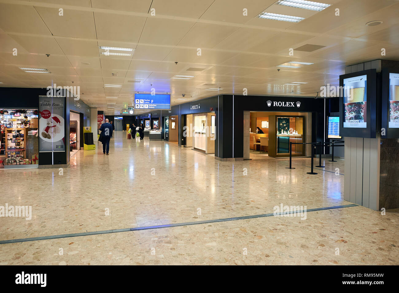Ginebra, Suiza - 19 de noviembre, 2015: Rolex store en el aeropuerto de  Ginebra. El aeropuerto de Ginebra es el aeropuerto internacional de  Ginebra, el segundo más populou Fotografía de stock - Alamy