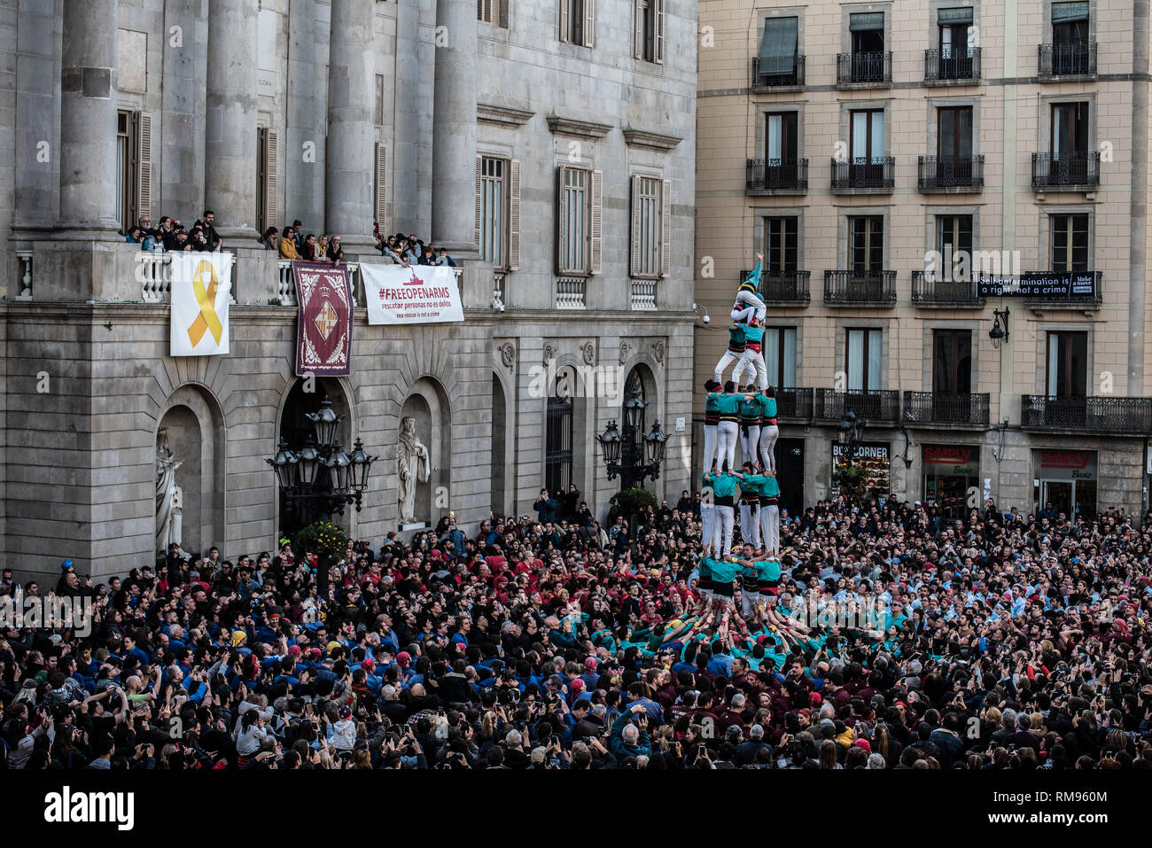 En medio de la plaza de San Jaume de Barcelona los Castellers de la Sagrada  Família realiza una torre humana. La ciudad de Barcelona celebra el día de  Santa Eulalia por organizar