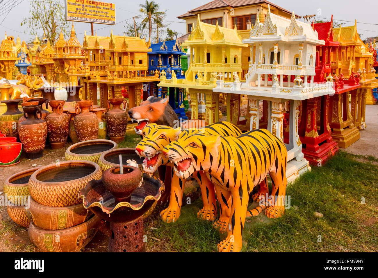 Tienda de venta de templos en miniatura y decoración de jardines en Vientiane. Foto de stock