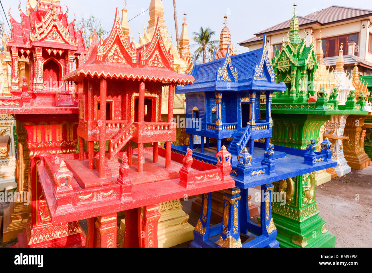 Tienda de venta de templos en miniatura y decoración de jardines en Vientiane. Foto de stock