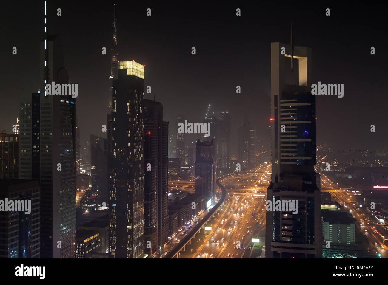 Por la noche, el distrito financiero de Dubai, Emiratos Árabes Unidos. Foto de stock