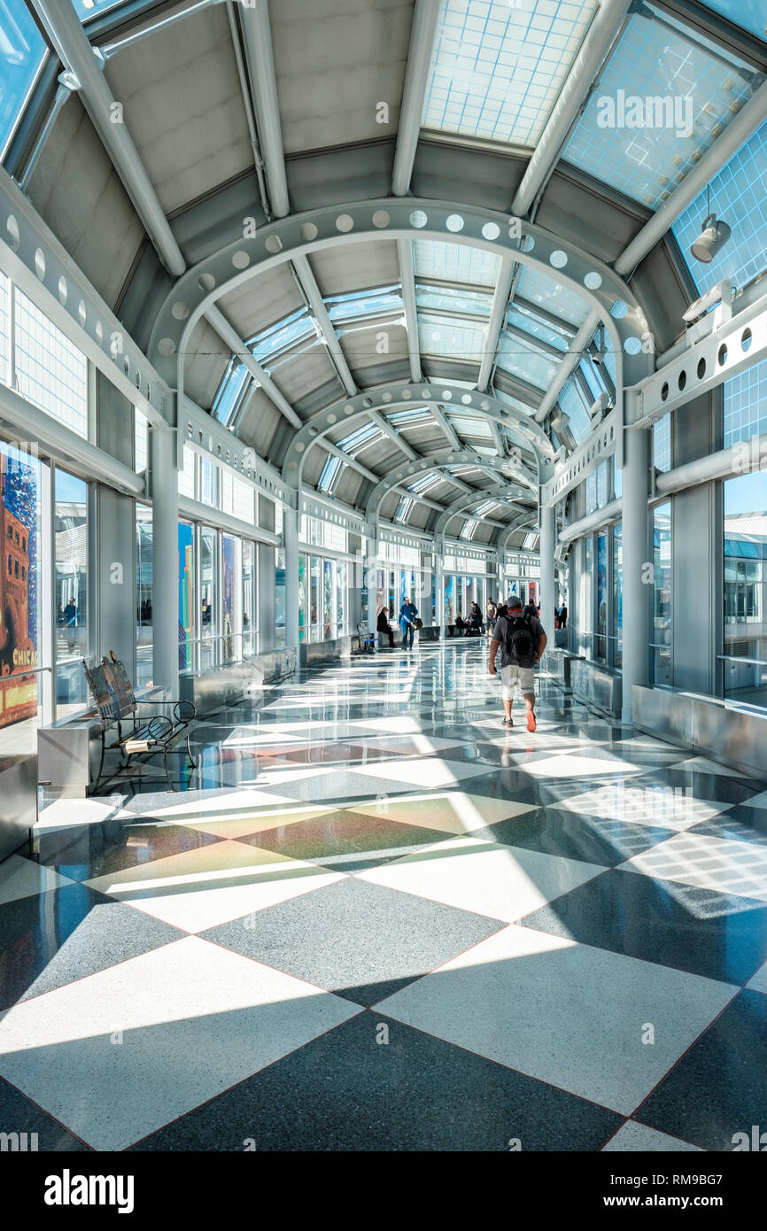 Los viajeros caminando por el Aeropuerto Internacional O'Hare de Chicago, United Airlines corredor Terminal 1, Chicago, Illinois, EE.UU. Foto de stock