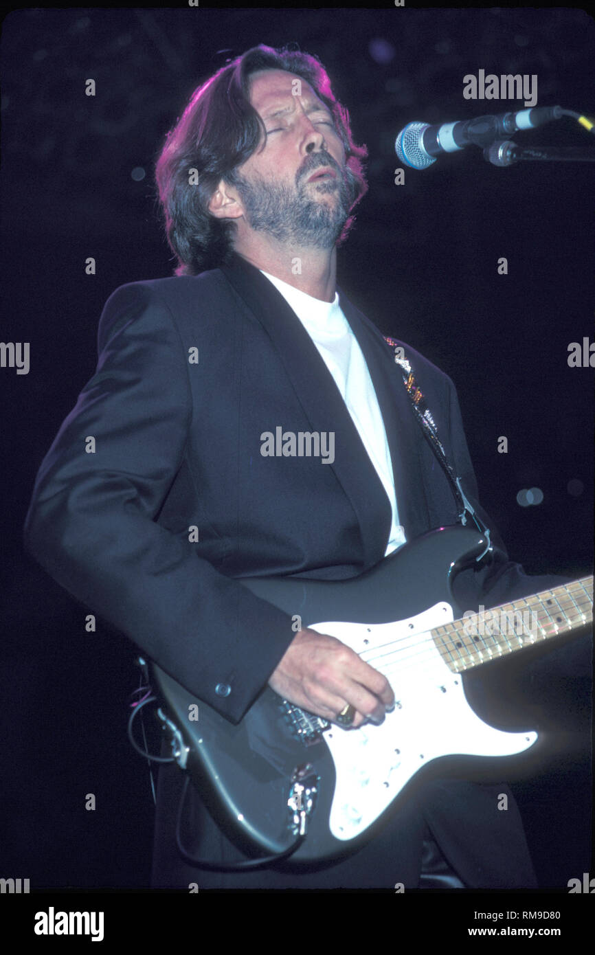 Guitarrista, cantante, escritor y compositor Eric Clapton es mostrado  tocando su Fender Stratocaster durante un concierto en "vivo Fotografía de  stock - Alamy