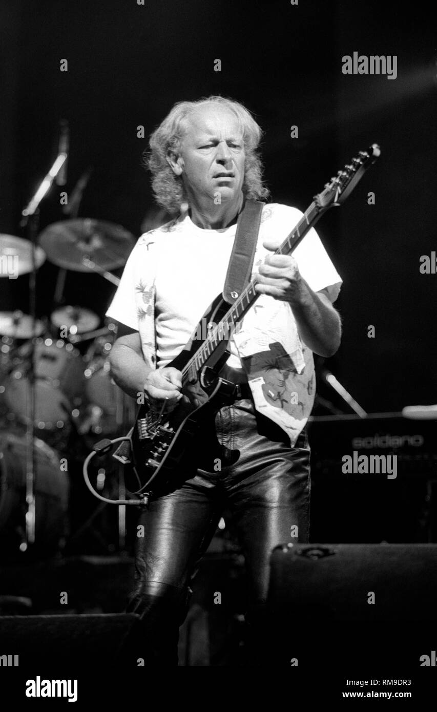 El guitarrista Martin Barre es demostrado actuar en el escenario durante un  concierto en "vivo" con apariencia de Jethro Tull Fotografía de stock -  Alamy