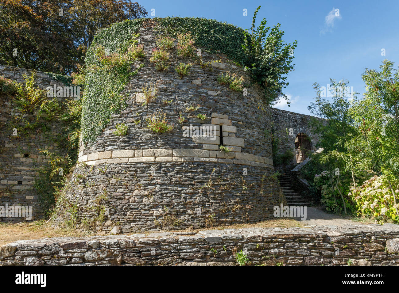 Francia, Morbihan, Rochefort en Terre, etiquetados Les Plus Beaux aldeas de France (Los pueblos más bellos de Francia), el castillo de fortificaciones, Chemi Foto de stock