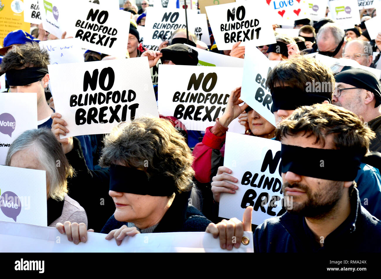 Londres, 14 de febrero de 2019. Cientos de personas salen a la anti-Brext protestas, acompañado por un número menor o pro-Brexit significa dejar salir a los manifestantes. No a los ojos vendados Brexit protesta en la plaza del parlamento Foto de stock