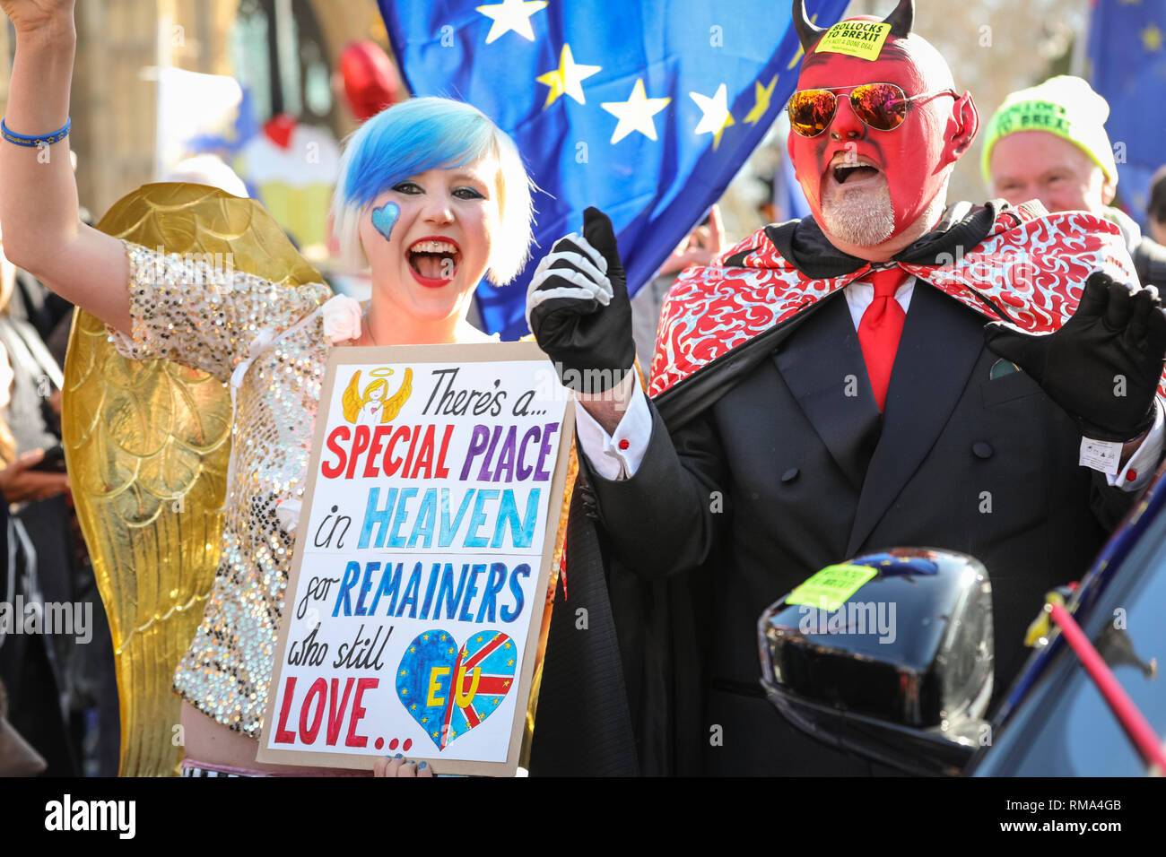 Westminster, Londres, Reino Unido. 14 Feb, 2019. Remainers han organizado un 'Falso' políticos automóvil, incluyendo Faux, Bojo Facob Rees-Mogg, un falso Farage, un títere de Teresa, y un "mal". A ellos se suman "UE Supergirl' Madeleina Kay (izquierda) Pro- y anti-Brexit protesta de manifestantes, agitar banderas y sostener pancartas fuera de las casas del parlamento y cerca del College Green plataformas mediáticas en Westminster. Muchas se han convertido en disfraces y coloridos trajes para hacer llegar su mensaje. Crédito: Imageplotter noticias y deportes/Alamy Live News Foto de stock