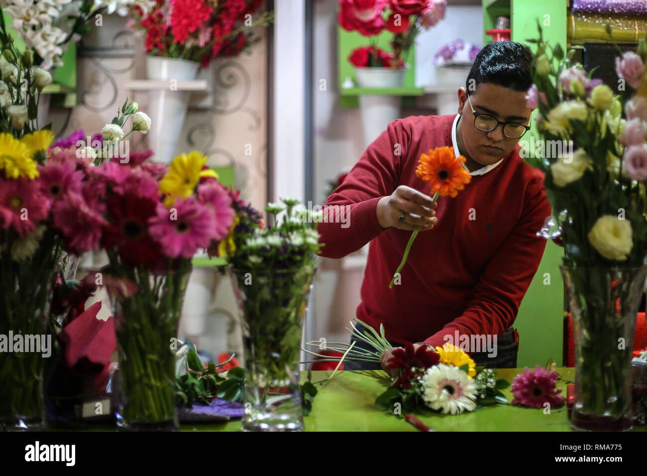 190214) -- en Gaza, el 14 de febrero, 2019 (Xinhua) -- un vendedor  palestino organiza flores en su tienda en el día de San Valentín en la  ciudad de Gaza, el 14