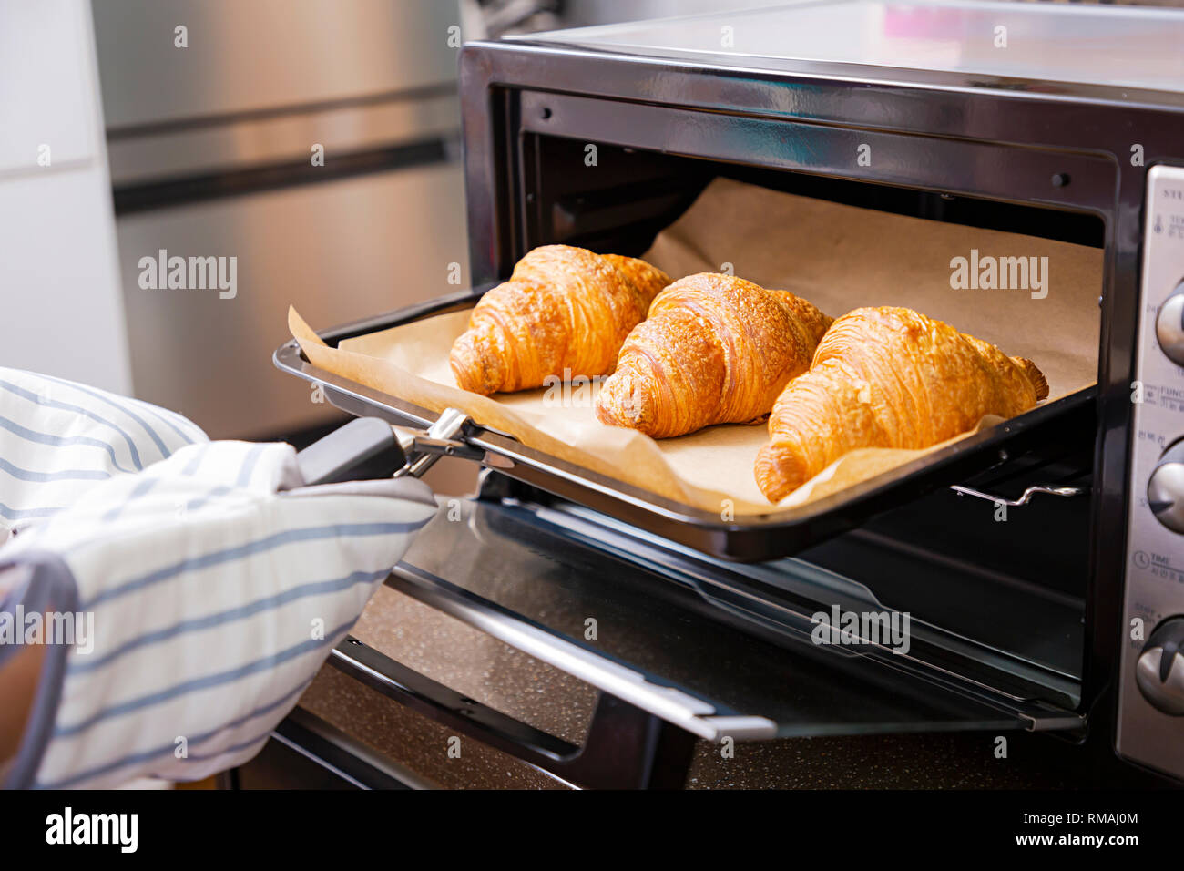 Concepto para panadería repostería casera, hornear en la cocina y los  ingredientes para la cocción de huevos, harina, azúcar, mantequilla y  leche. 152 Fotografía de stock - Alamy