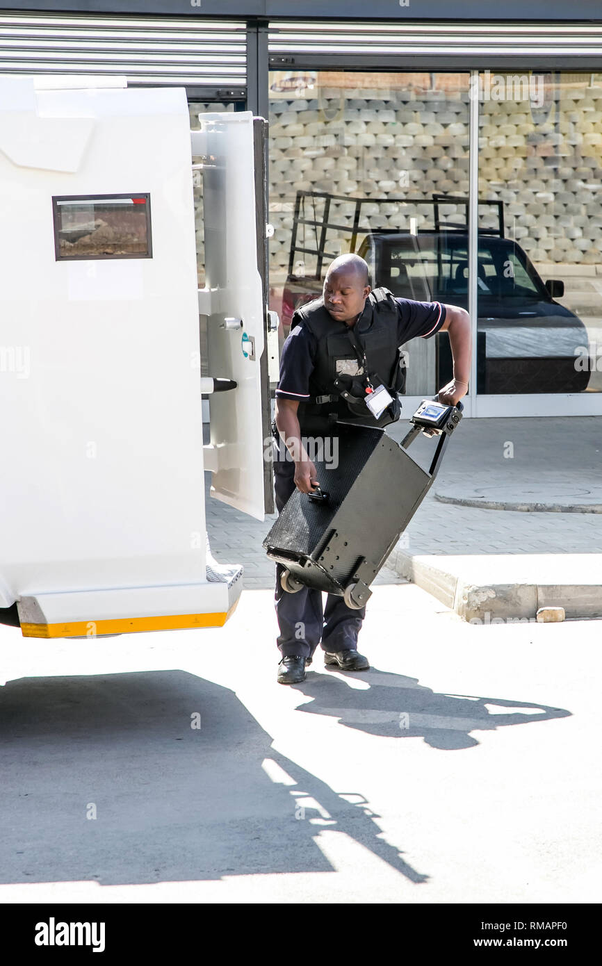 Johannesburgo, Sudáfrica, 4 de septiembre, 2018: guardia de seguridad carga de dinero en efectivo en tránsito van. Foto de stock