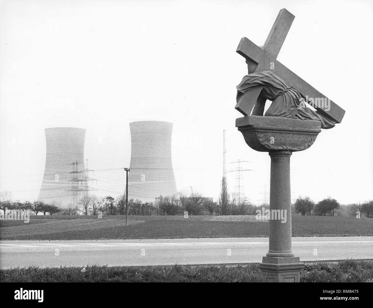 Planta De Energía Nuclear En El Fondo Blanco. Fotos, retratos, imágenes y  fotografía de archivo libres de derecho. Image 62505915