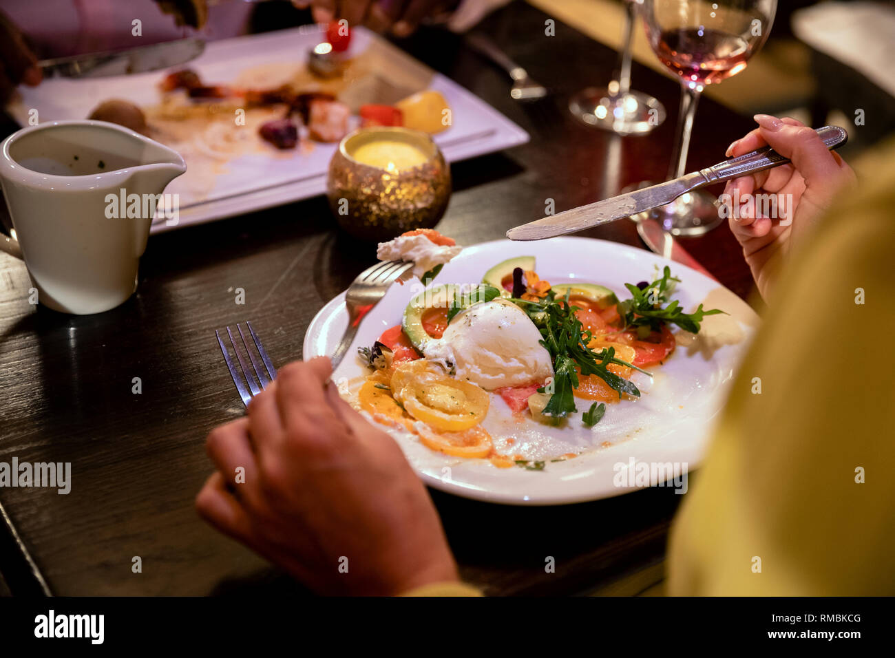 Vista por encima del hombro de una persona irreconocible comer una