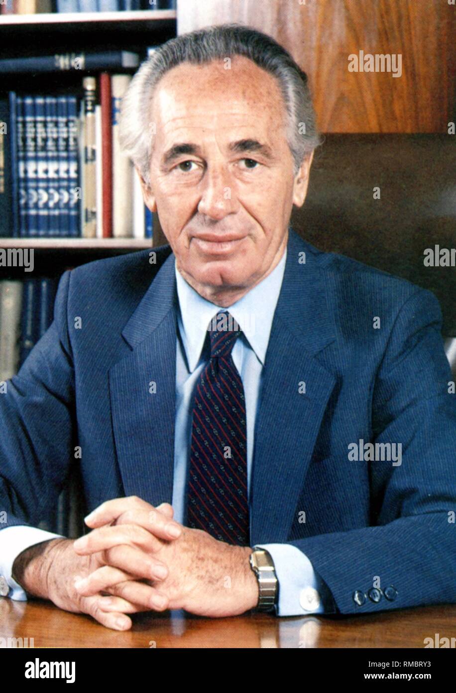 Shimon Peres - * 02.08.1923 - Retrato del Presidente del Estado de Israel en su escritorio durante su mandato como primer ministro de 1984 a 1986, se desempeñó como Primer Ministro de 1995 a 1996. Foto sin fecha desde 1985. Foto de stock