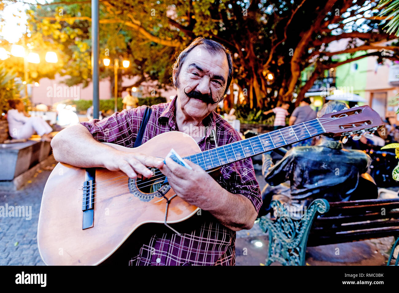 El guitarrista en la Plaza de San Diego Cartagena Colombia Sudamérica Foto de stock