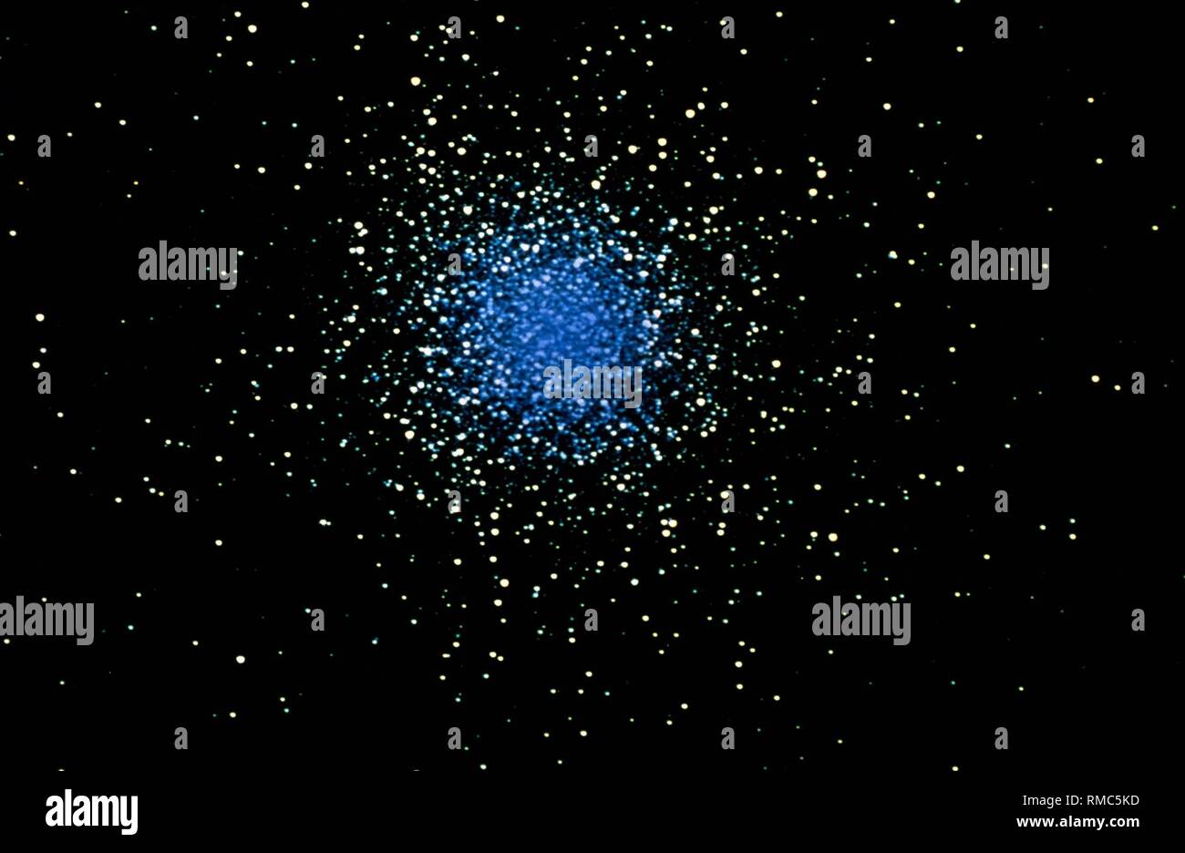 El gran cúmulo globular (M13) en la constelación de Hércules. El extremadamente estables estelares esféricos se llaman cúmulos globulares, que constan de 50 a 50 millones de estrellas y pertenecen a los objetos más antiguos de la Vía Láctea. Foto sin fecha, probablemente a partir de la década de 1980. Foto de stock