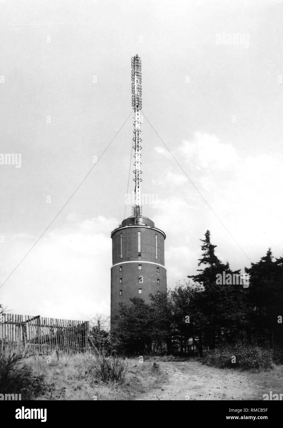 y VHF en la torre de 916 metros de alto, el Estado federado de Turingia Inselsberg para la difusión de la producción centralizada de los programas de radio y televisión