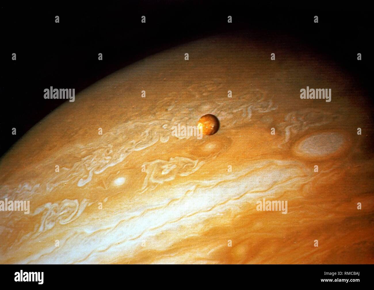 El hemisferio sur de Júpiter, el planeta más grande de nuestro sistema solar.  En el centro de la foto, que fue tomada por la sonda espacial  estadounidense Voyager 2, una de las