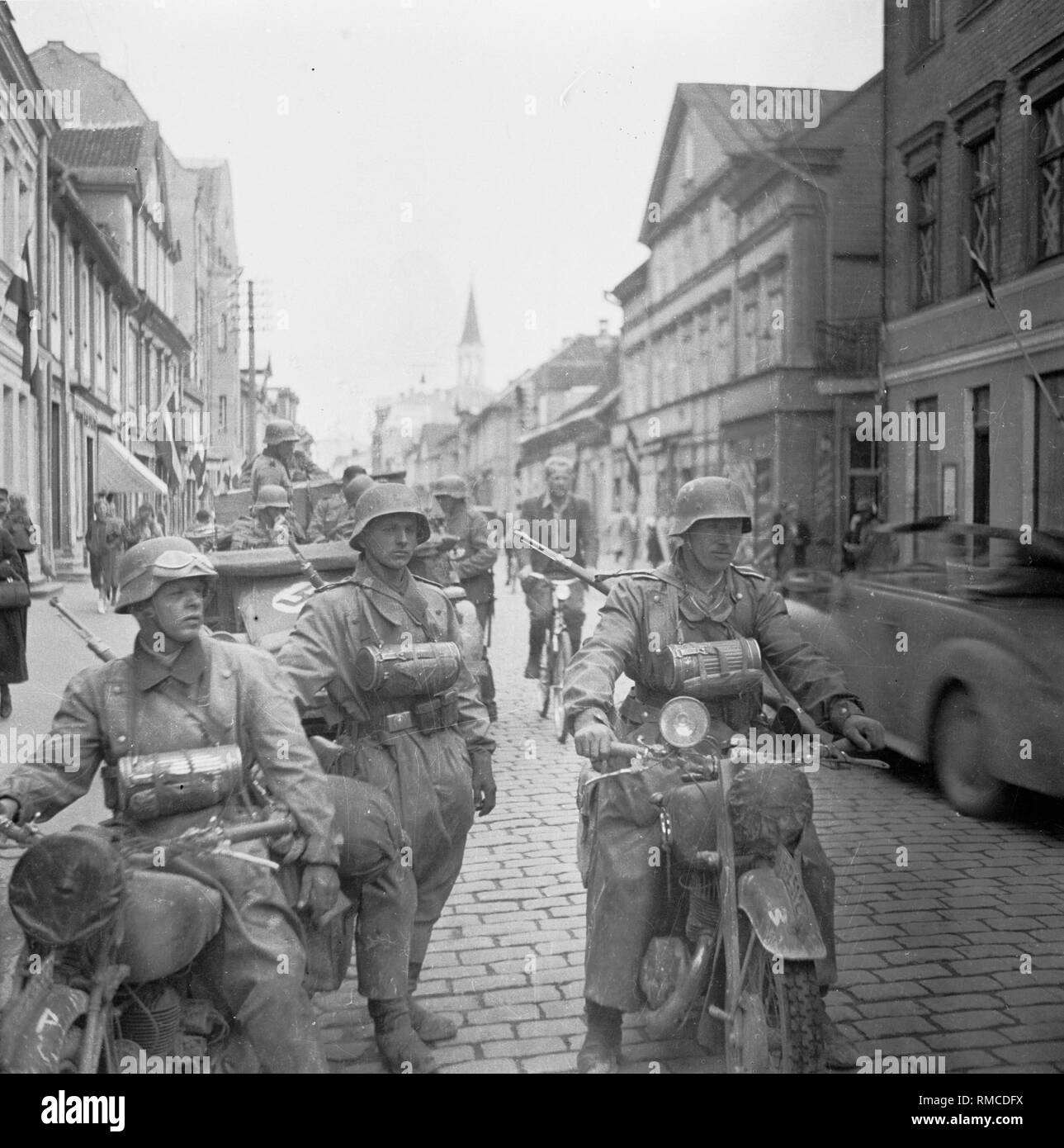 Envío a los jinetes de la 61ª División de Infantería Alemana sobre la marcha en Jelgava en Letonia antes del inicio de la Campaña de Rusia. Foto de stock