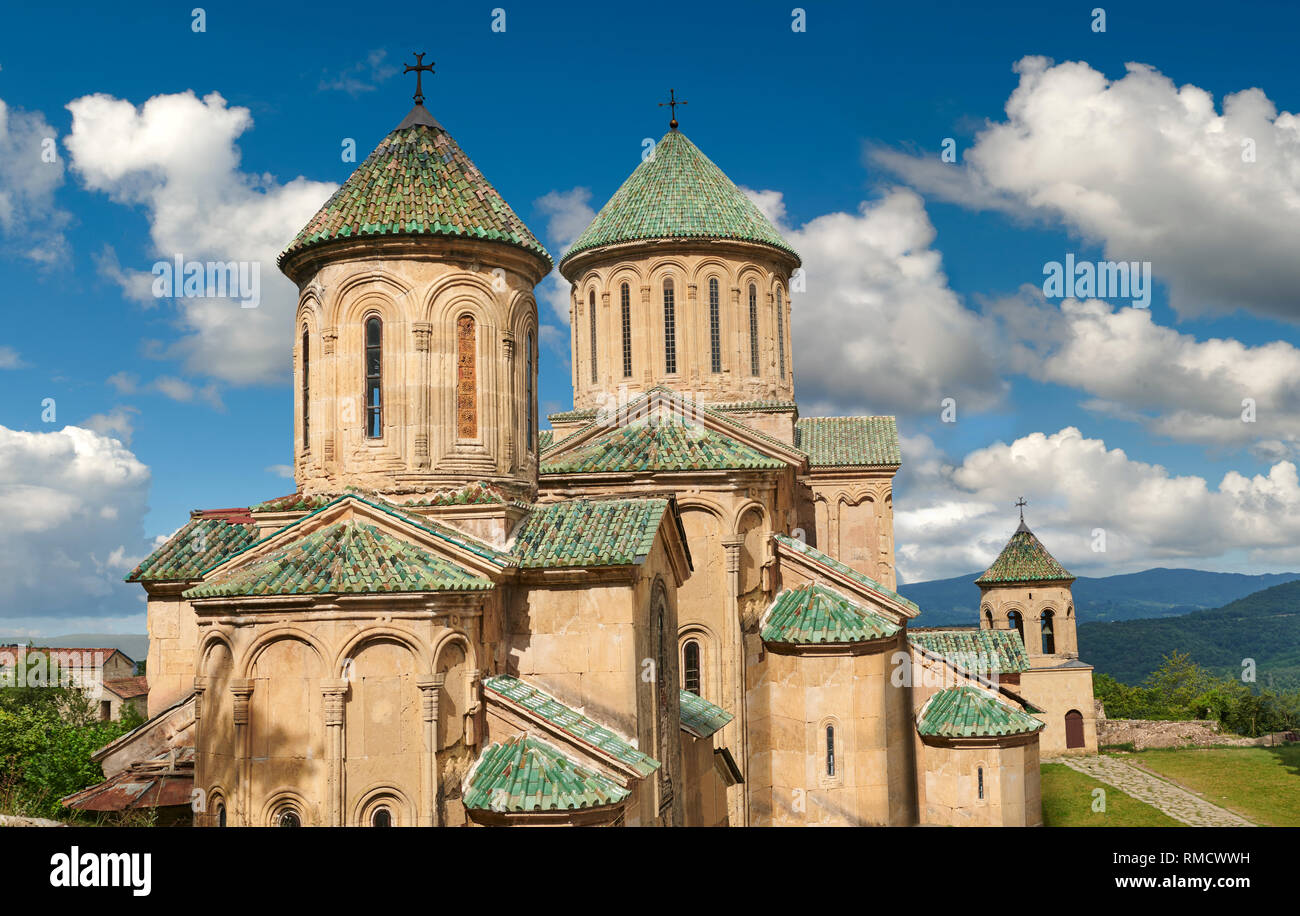 Fotos e imágenes de Gelati iglesias ortodoxas georgianas de St George (en  primer plano), del siglo XIII, (detrás) Iglesia de la Virgen, 1106. La  medieval Gela Fotografía de stock - Alamy