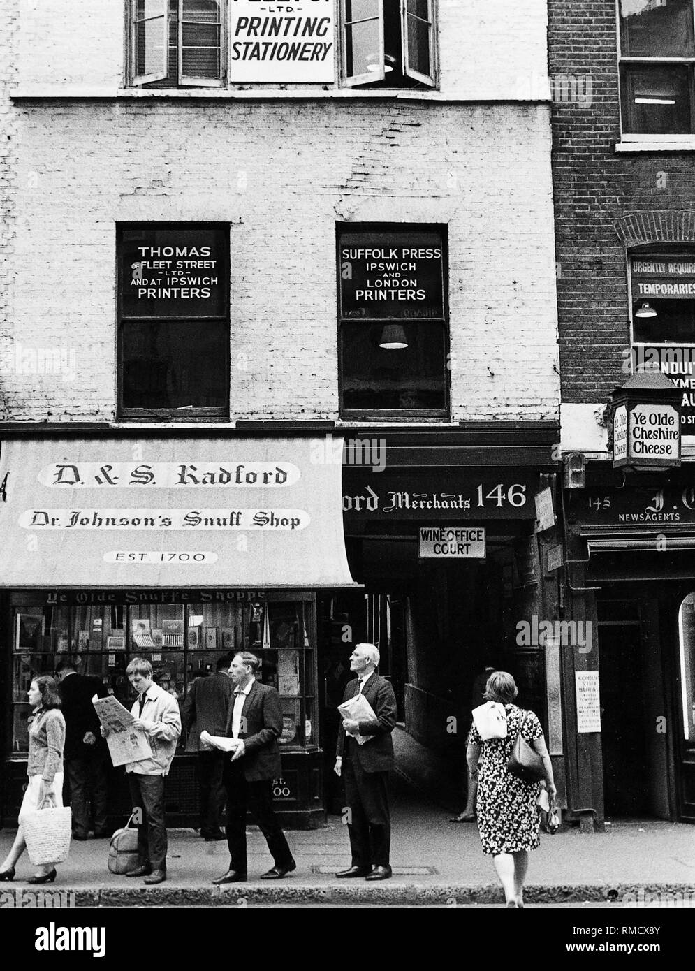 D. & S. Radford es una histórica tienda de tabaco en la Calle Fleet, que vende tanto y el rapé. A la derecha, el pasaje del famoso restaurante 'Ye Olde Cheshire Cheese". El área alrededor de la calle Fleet fue durante siglos el centro de la prensa inglesa. Foto de stock