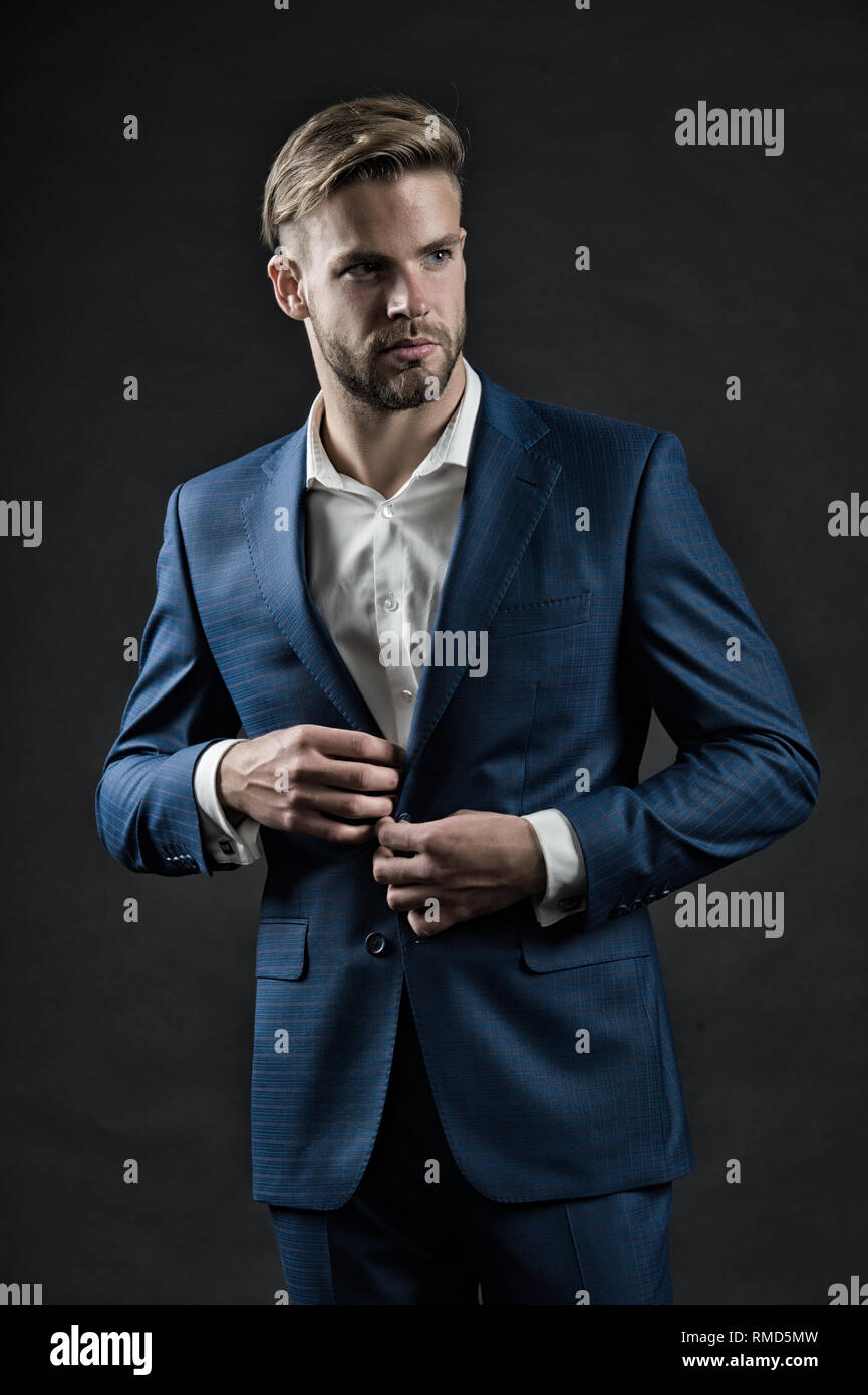 Elegante y exitosa. La mayoría de las empresas diciendo explícita del  código de vestimenta vestimenta profesional sin adivinar. El hombre bien  arreglado traje formal fondo oscuro. Código de vestimenta de negocios. Guy