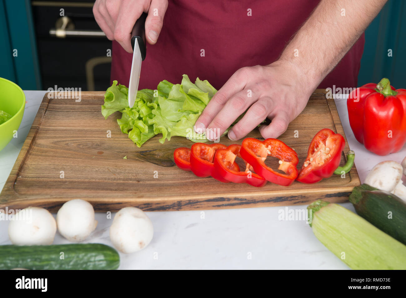 Tenga cuidado con la cuchilla. Chef enseña cómo cortar verduras  rápidamente. Picar alimentos de manera segura y eficiente, asegúrese de que  use las herramientas adecuadas. Aprenda cómo sujetar la cuchilla  correctamente y