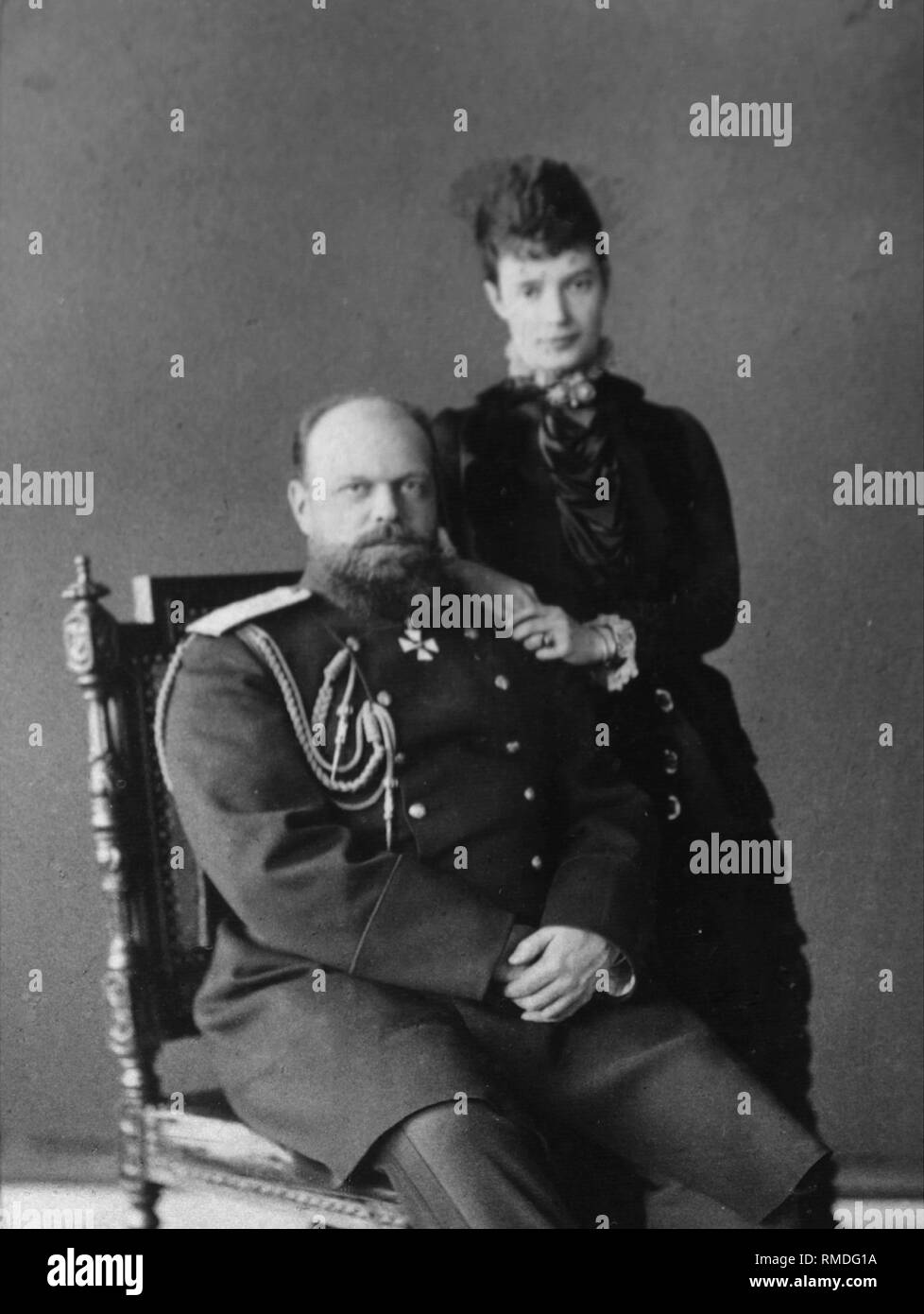 Retrato del Emperador Alejandro III (1845-1894) y de la Emperatriz María Fyodorovna (Dagmar de Dinamarca) (1847-1928). La albúmina foto Foto de stock