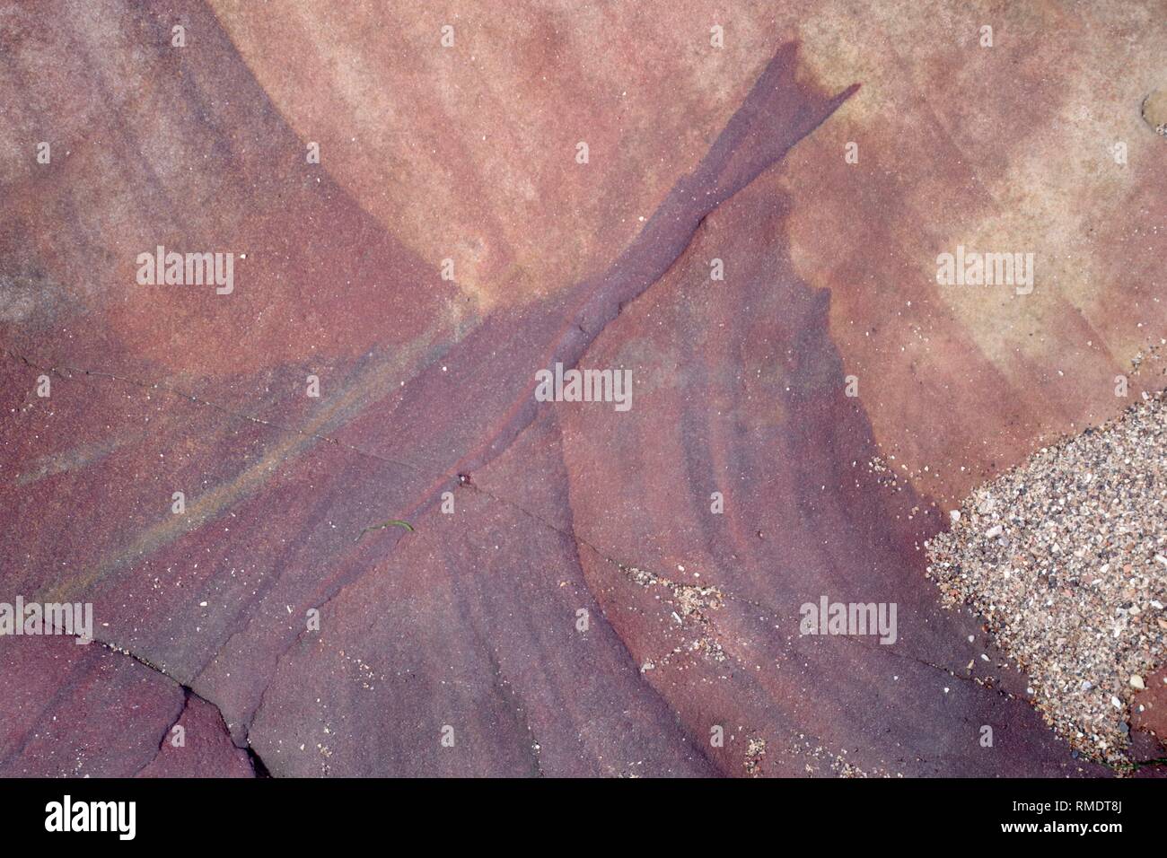 Bandas Lisengang geológico de arenisca en la playa cerca de Crail Harbour. Resumen Antecedentes naturales. Fife, Escocia, Reino Unido. Foto de stock