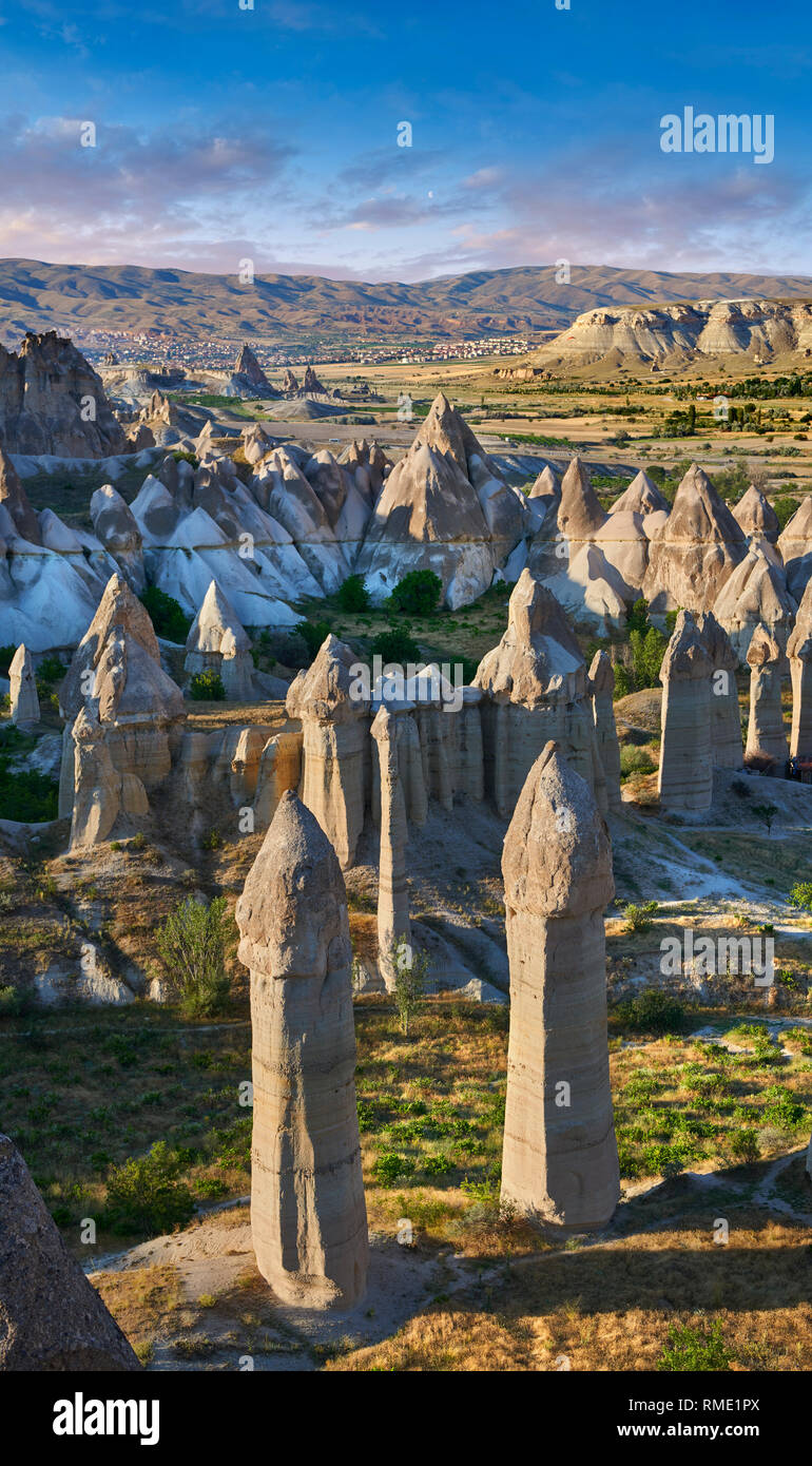 Fotos e imágenes de la hada Chimney Rock formaciones rocosas y pilares de "amor" cerca del Valle de Goreme, Capadocia, Nevsehir, Turquía Foto de stock