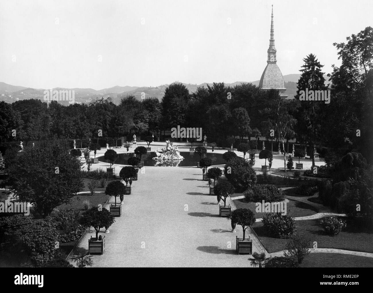Jardín del palacio real, la Mole Antonelliana de Turín, Piamonte, Italia 1910 Foto de stock