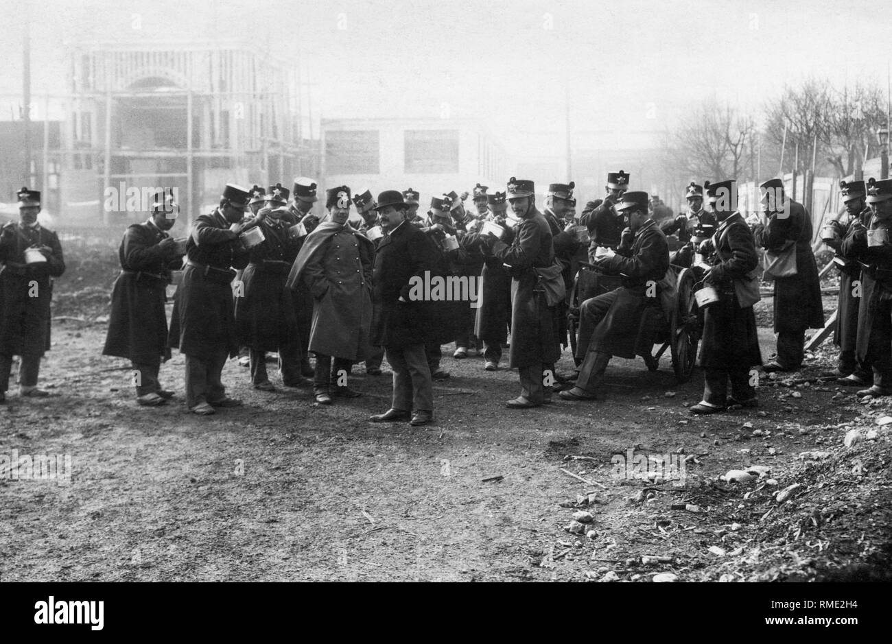 Las raciones de los soldados durante la exposición huelga, Turín, Piamonte, Italia 1911 Foto de stock