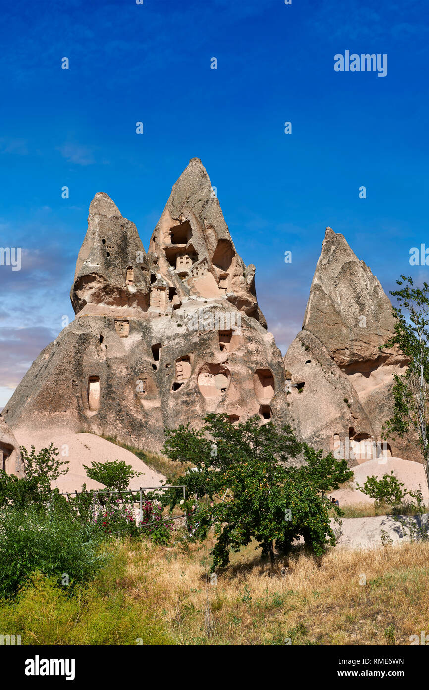 Fotos e imágenes de la cueva ciudad casas en las formaciones de roca y chimeneas de hadas de Uchisar, cerca de Goreme, Capadocia, Nevsehir, Turquía Foto de stock
