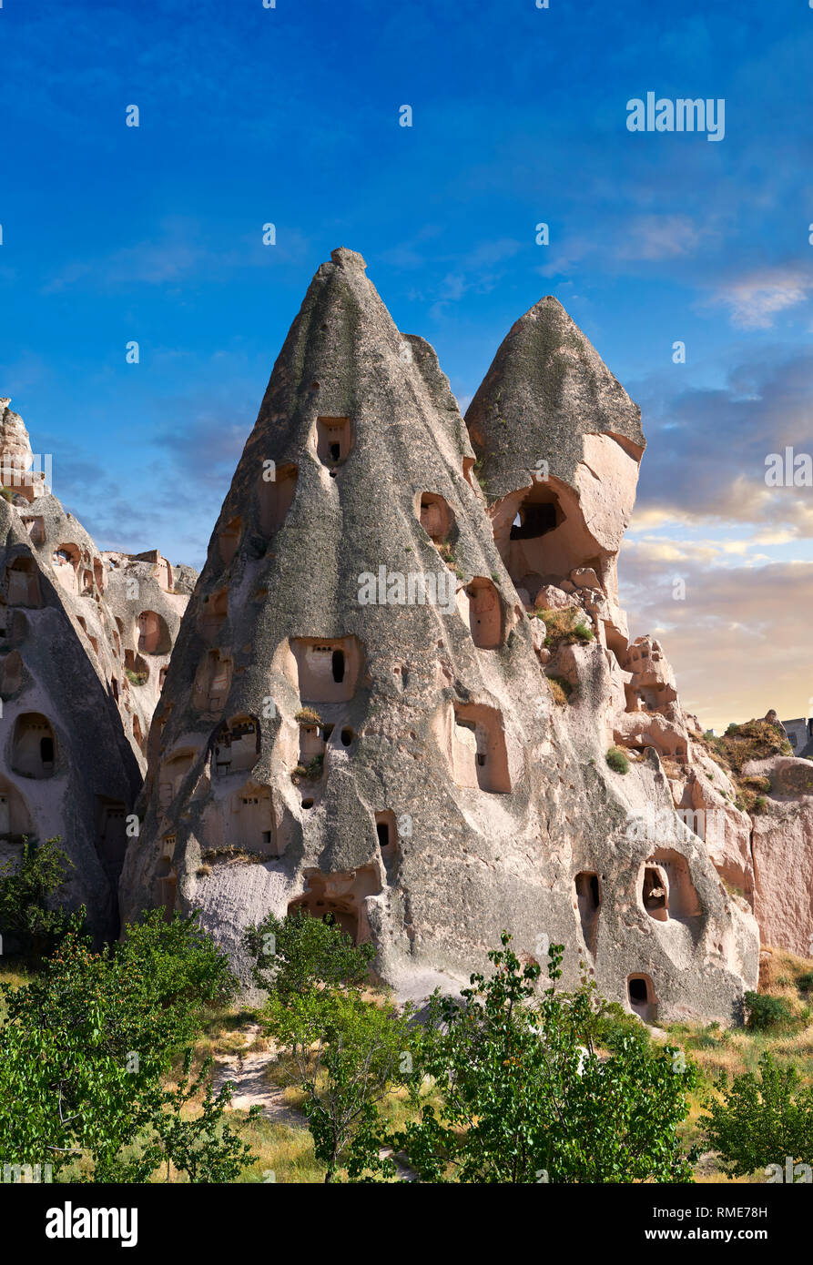 Fotos e imágenes de la cueva ciudad casas en las formaciones de roca y chimeneas de hadas de Uchisar, cerca de Goreme, Capadocia, Nevsehir, Turquía Foto de stock