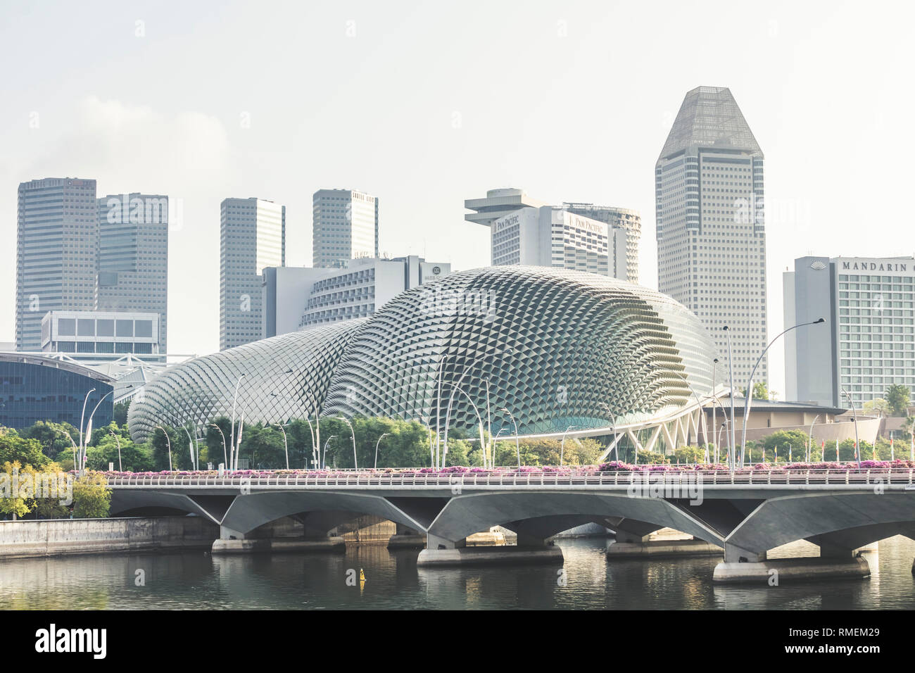 / Singapur Singapur - 02 Febrero 2019: Esplanade Theatres on the Bay día arquitectura vista del tiempo Foto de stock