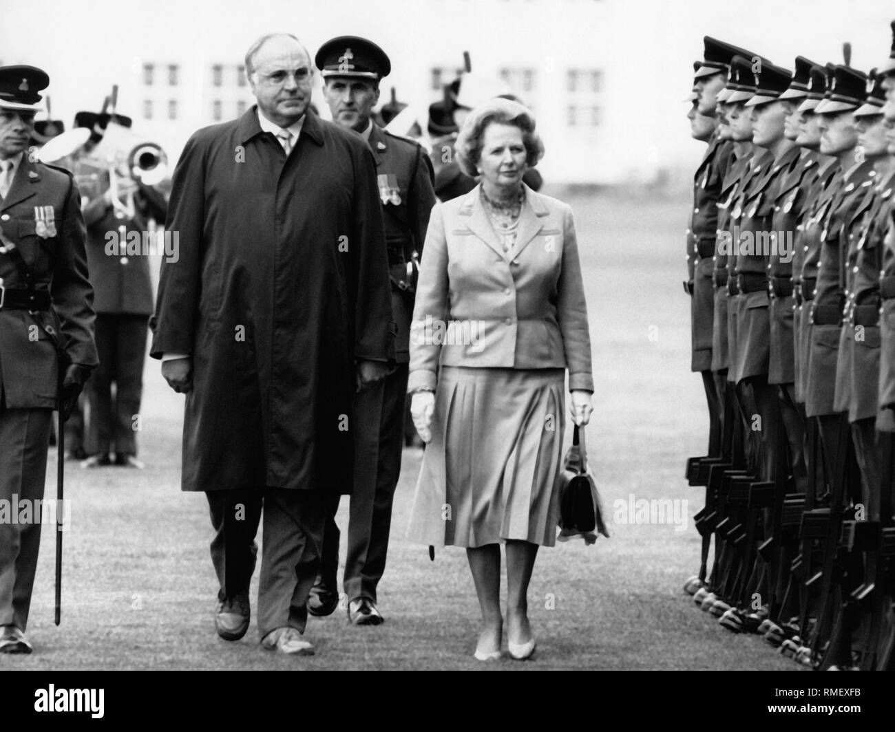 El Canciller Helmut Kohl y la Primer Ministro británica Margaret Thatcher visita una base británica en Alemania (Lueneburg Heath o Sennelage), aquí, la inspección de una guardia de honor del ejército del Rin. Foto de stock